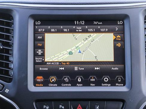 Used 2023 Jeep Cherokee Altitude Lux image 14