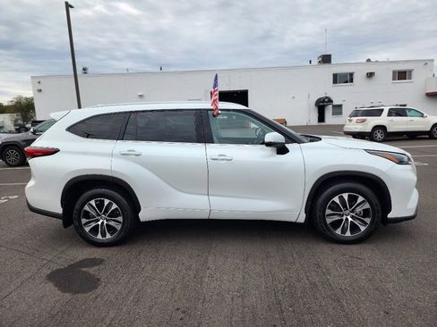 Used 2022 Toyota Highlander XLE image 8