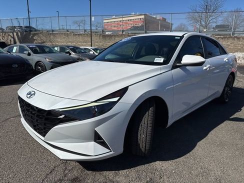 Used 2022 Hyundai Elantra SEL w/ Convenience Package image 3