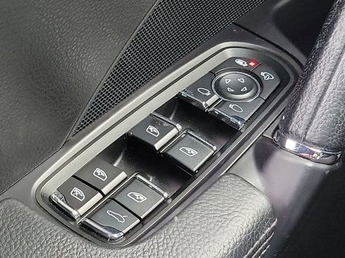 Used 2018 Porsche Cayenne Platinum Edition image 32