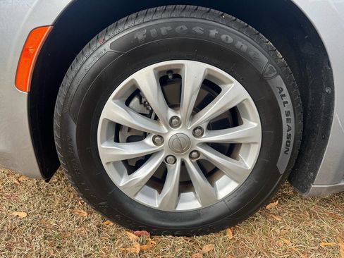 Used 2017 Chrysler Pacifica Touring-L image 33