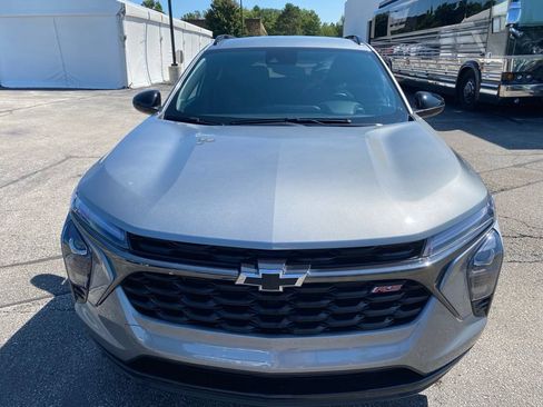 Used 2024 Chevrolet Trax RS w/ Driver Confidence Package FWD image 2