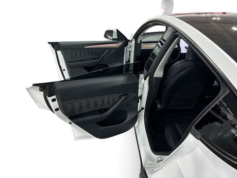 Certified 2023 Tesla Model Y AWD image 10