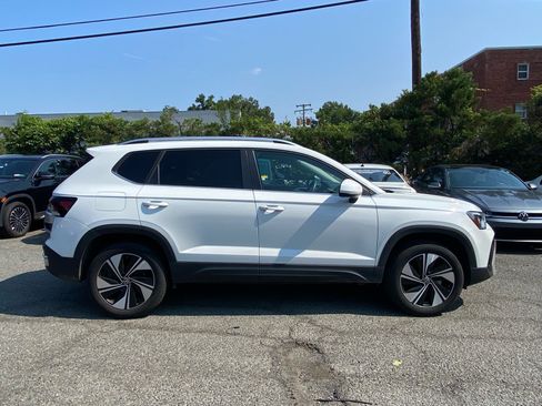 Certified 2025 Volkswagen Taos SE w/ Panoramic Sunroof Package AWD/4WD image 2