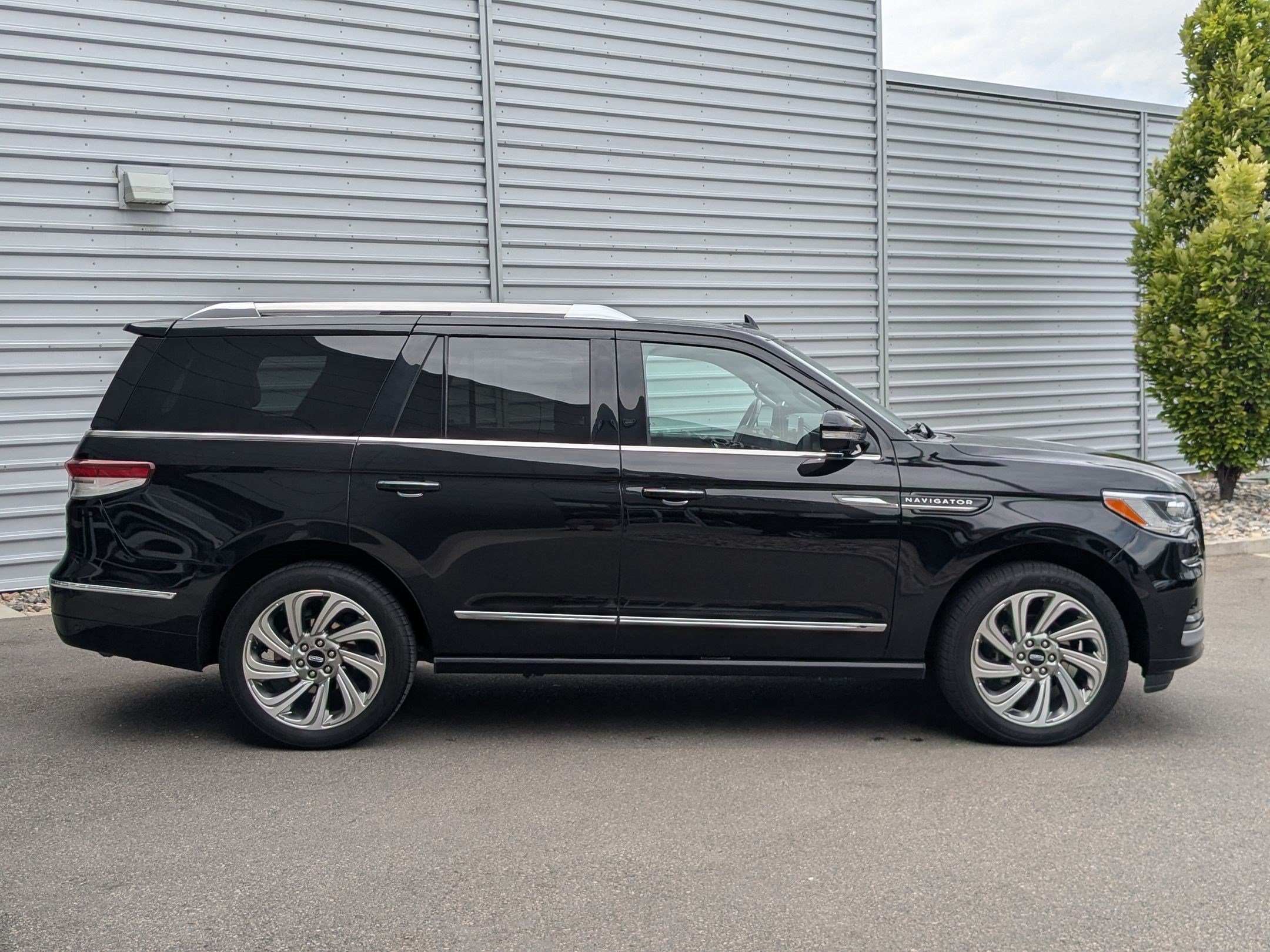 Used 2024 Lincoln Navigator Reserve AWD/4WD image 4