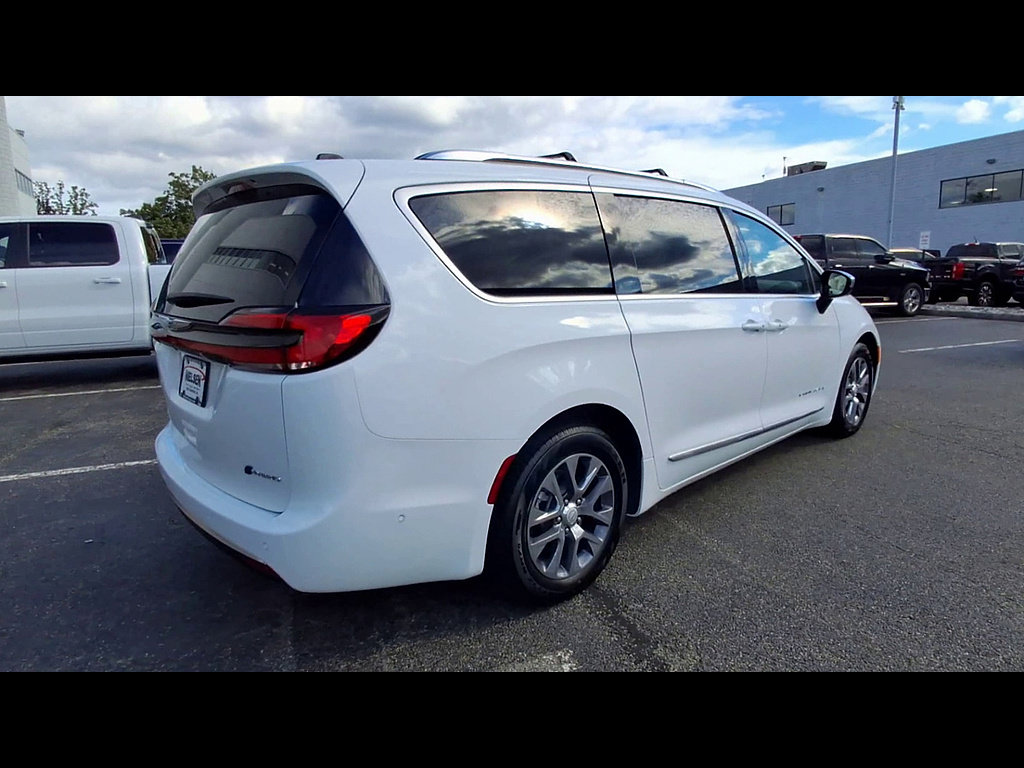 Used 2025 Chrysler Pacifica Pinnacle FWD image 8