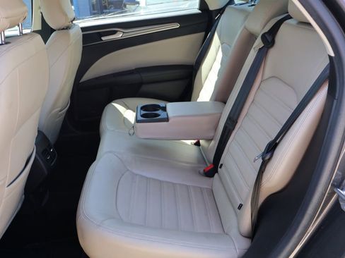 Used 2017 Ford Fusion SE w/ Fusion SE Technology Package FWD image 21