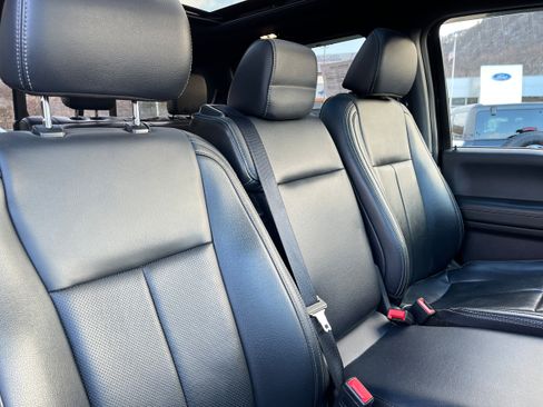 Certified 2022 Ford F250 Lariat w/ Black Appearance Package image 18