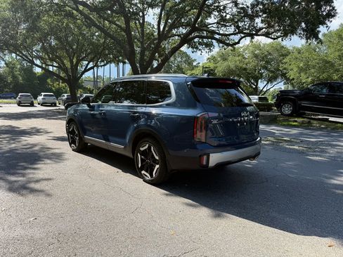 Used 2023 Kia Telluride EX w/ EX Captain's Chair Package image 8