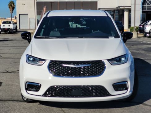 New 2026 Chrysler Pacifica Select image 2