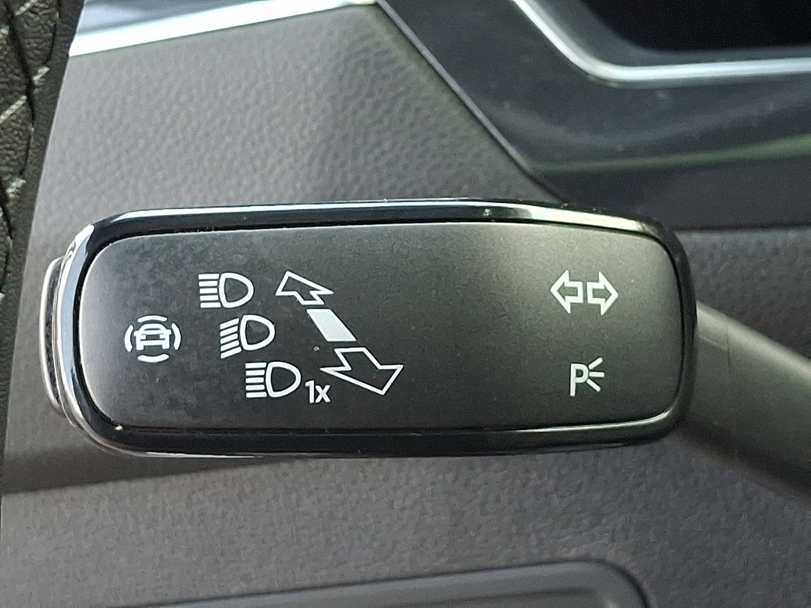 Used 2022 Volkswagen Tiguan SE R-Line AWD/4WD image 26