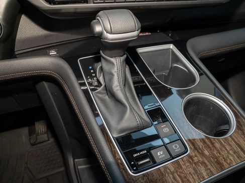 Certified 2025 Toyota Sienna Limited image 12