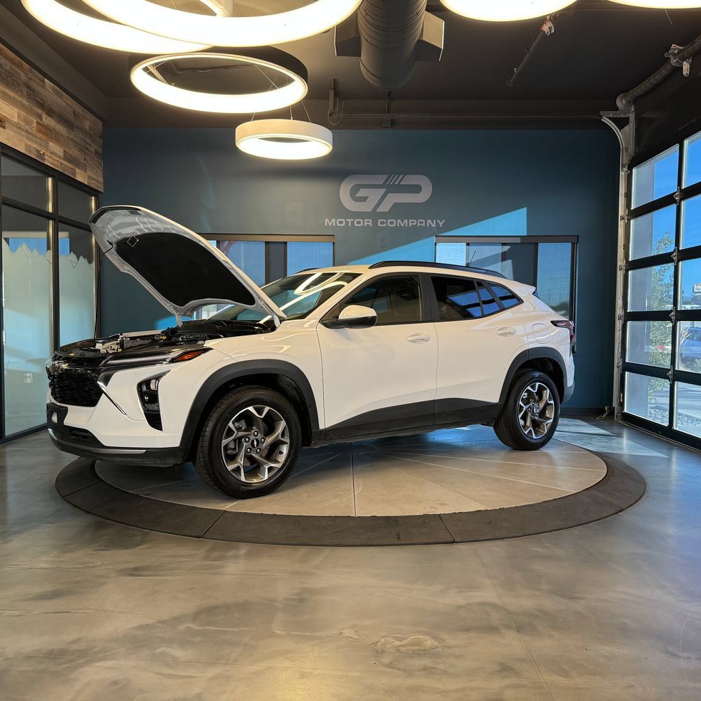 Used 2025 Chevrolet Trax LT FWD image 24