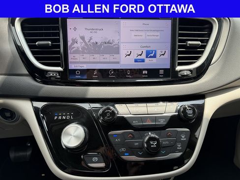 Used 2023 Chrysler Pacifica Touring-L FWD image 12