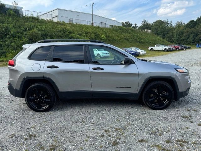 Used 2017 Jeep Cherokee Sport FWD image 10