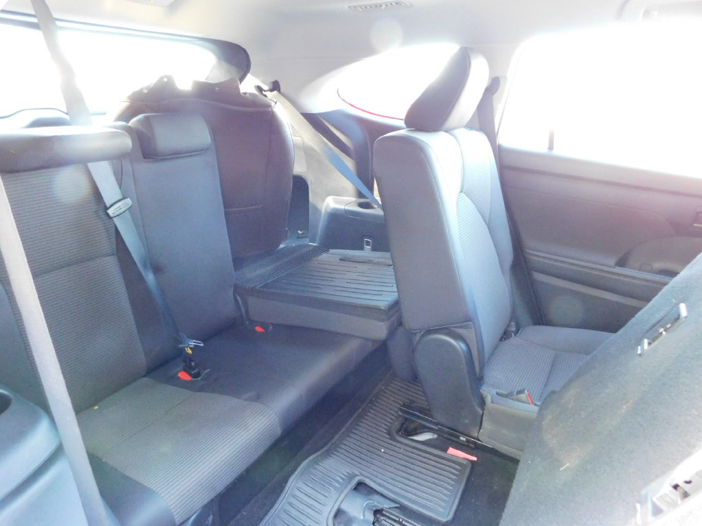 Used 2023 Toyota Highlander L FWD image 4