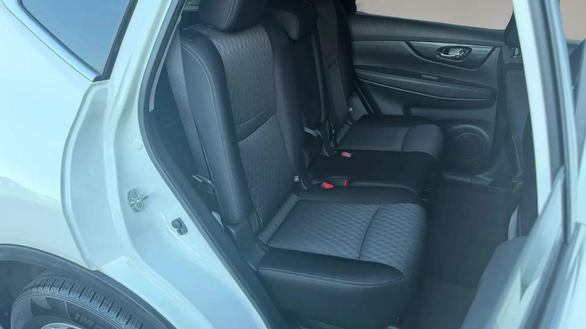 Used 2018 Nissan Rogue SV AWD/4WD image 18