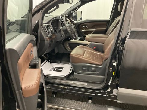 Used 2023 Nissan Titan Platinum Reserve image 10