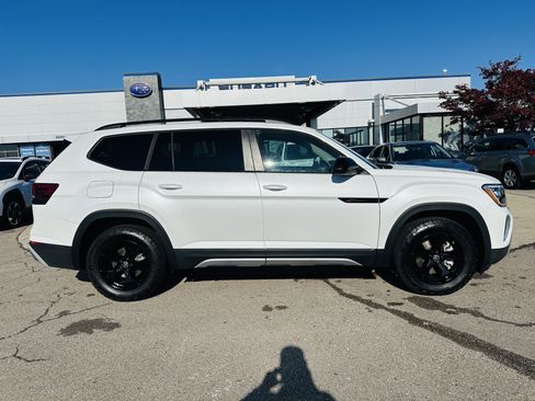 Used 2024 Volkswagen Atlas Peak Edition SEL image 8