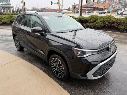 Used 2025 Volkswagen Taos SE image 3