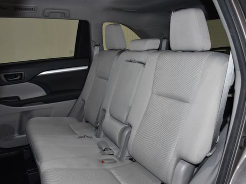 Used 2017 Toyota Highlander LE FWD image 27