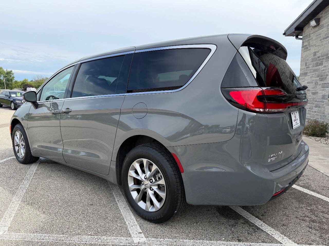 Used 2023 Chrysler Pacifica Touring-L AWD/4WD image 4