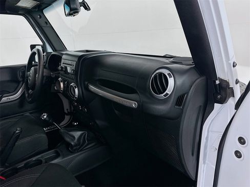 Used 2015 Jeep Wrangler Unlimited Sahara image 24