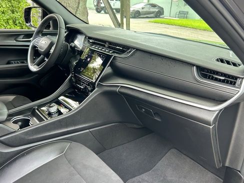 Certified 2024 Jeep Grand Cherokee Altitude image 35