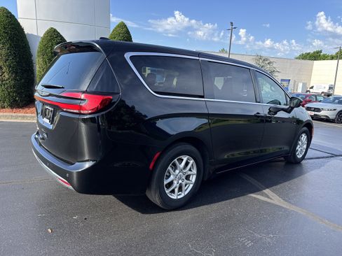 Used 2025 Chrysler Pacifica Select FWD image 4