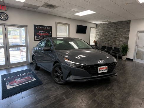 Used 2023 Hyundai Elantra SEL w/ Cargo Package FWD image 2