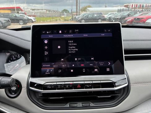 Used 2025 Jeep Compass Limited image 16