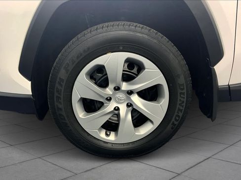 Used 2021 Toyota RAV4 LE AWD/4WD image 11