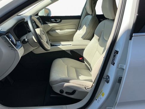 Used 2018 Volvo XC60 T5 Momentum image 11