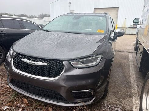 Used 2022 Chrysler Pacifica Limited w/ Uconnect Theater Family Group FWD image 2