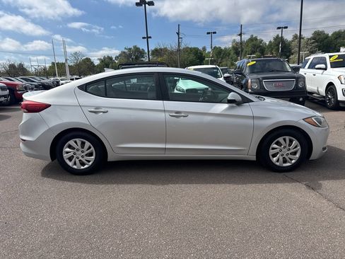 Used 2017 Hyundai Elantra SE FWD image 2
