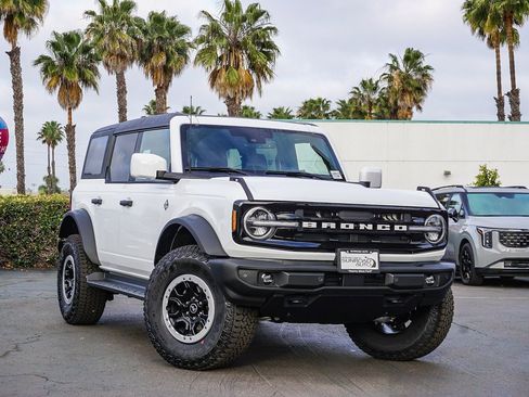 New 2026 Ford Bronco Outer Banks w/ Sasquatch Package image 1