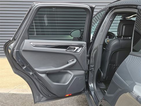 Used 2025 Porsche Macan image 17