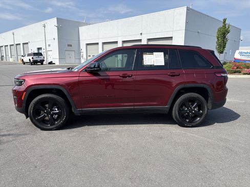 Used 2023 Jeep Grand Cherokee Altitude RWD image 6