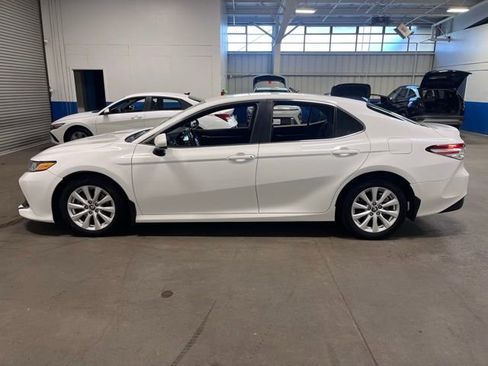 Used 2018 Toyota Camry LE image 6