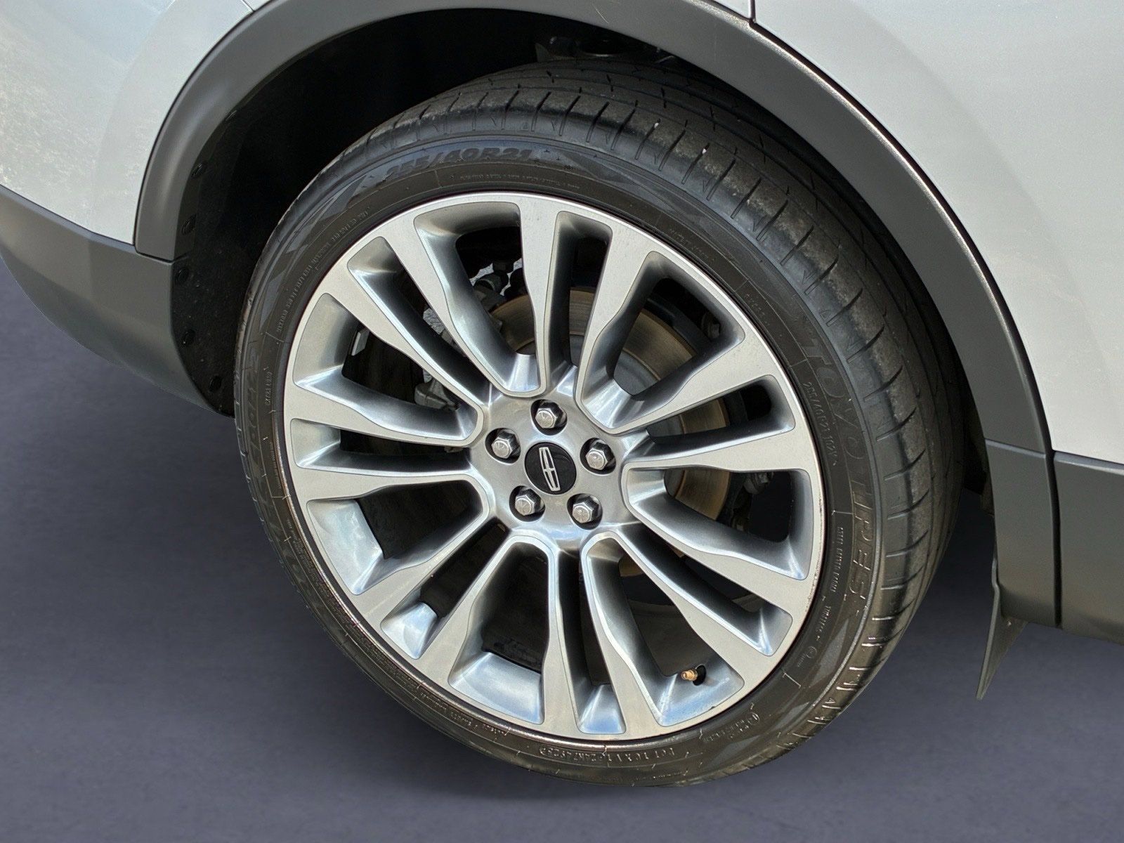Used 2017 Lincoln MKX Reserve w/ Driver Assistance Package FWD image 9