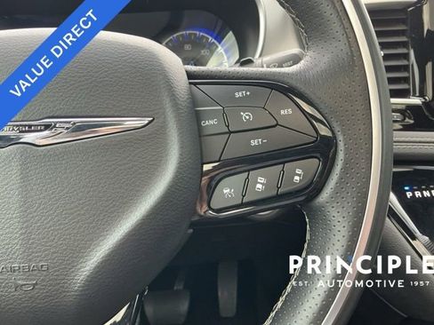 Used 2018 Chrysler Pacifica Limited image 22