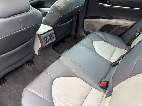 Used 2020 Toyota Camry XLE image 9