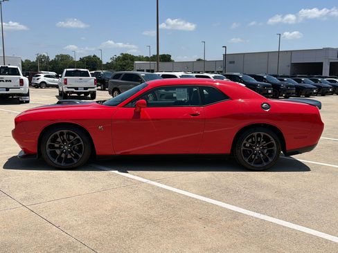 Used 2022 Dodge Challenger R/T Scat Pack w/ Shaker Package RWD image 2