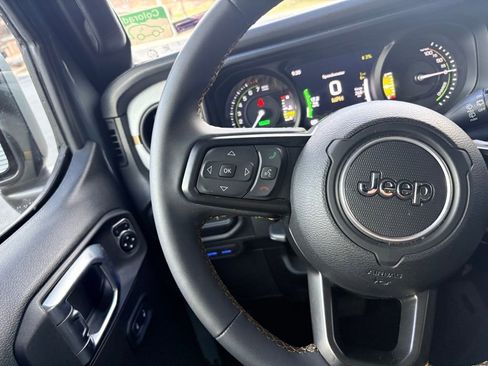 Used 2024 Jeep Wrangler Unlimited image 24