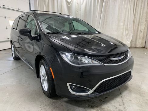Used 2018 Chrysler Pacifica Touring-L w/ Tire & Wheel Group FWD image 2