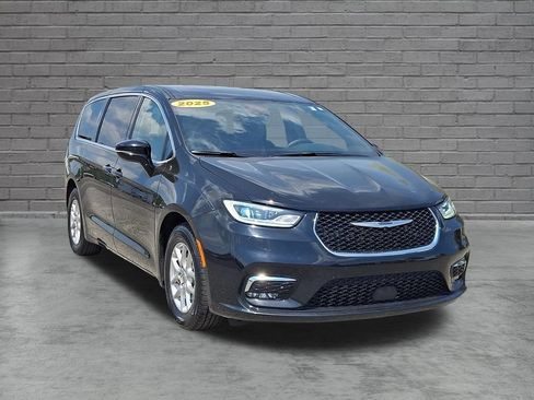 Used 2025 Chrysler Pacifica Select FWD image 2