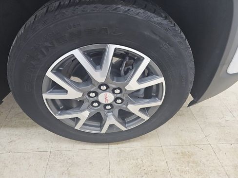 Used 2023 GMC Acadia SLE w/ Driver Convenience Package image 12