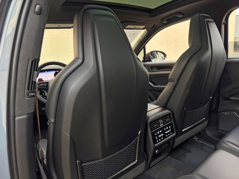 Used 2024 Porsche Cayenne Turbo AWD/4WD image 41