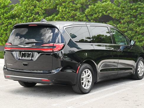 Used 2024 Chrysler Pacifica Touring-L FWD image 4