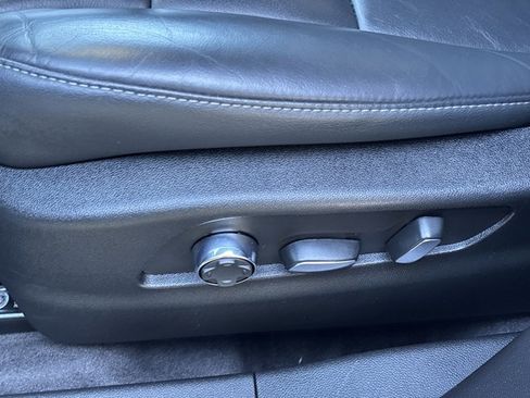 Used 2025 Cadillac XT4 Premium Luxury image 18